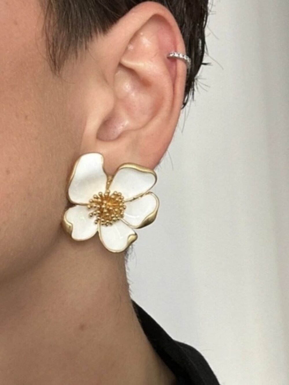 Oscar de la Renta Flower Stud Earrings White